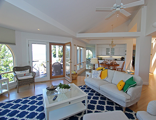 Luxury Beach House - 3 Bdrm + Den - Kelowna