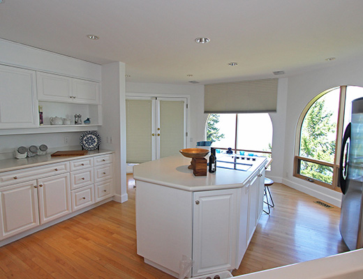 Luxury Beach House - 3 Bdrm + Den - Kelowna