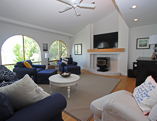 Luxury Beach House - 3 Bdrm + Den - Kelowna