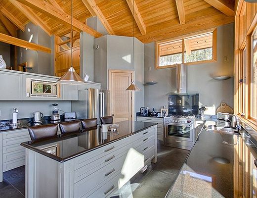 Moosehead Lodge - 4 Bdrm + Den HT - Sun Peaks (TM 15)