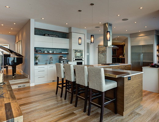 The View - 4 Bdrm w/ Pool HT- Kelowna