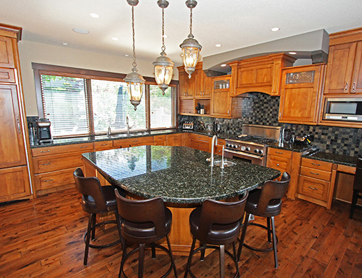 Viewpoint Deluxe - 5 Bdrm w/ Pool HT - Kelowna (CVH)