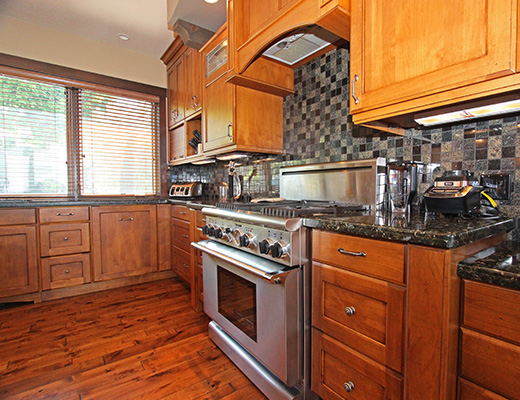 Viewpoint Deluxe - 5 Bdrm w/ Pool HT - Kelowna (CVH)