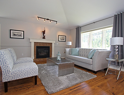 Poolside Escape - 4 Bdrm Plus Den w/ Pool - Kelowna