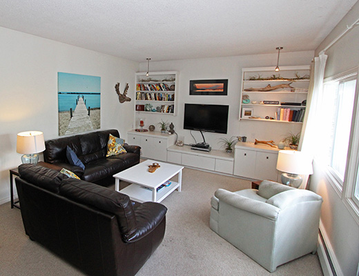 Summer Pool Home - 5 Bdrm w/ Pool - Kelowna