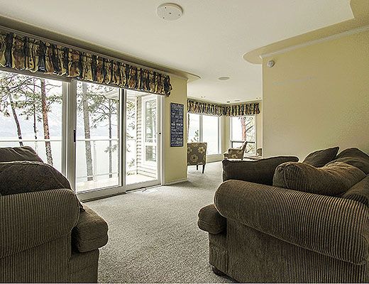 Lake House Getaway - 4 Bdrm - Kelowna (CVH)