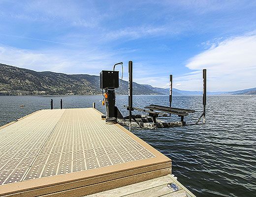 Lake House Getaway - 4 Bdrm - Kelowna (CVH)