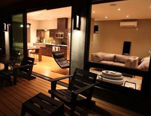 Contemporary Paradise - 4 Bdrm HT + Carriage House - Summerland