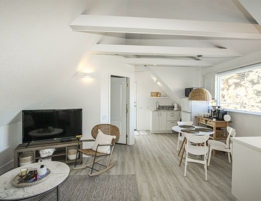 The White House - 5 Bedroom with Boat Lift - Kelowna