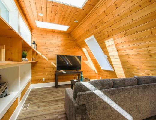 The Blue Manor - 6 Bdrm HT - Kelowna