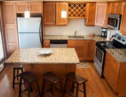 Lord Aberdeen Hotel - 1 Bdrm w/ Alcove (Village Facing) - Silver Star
