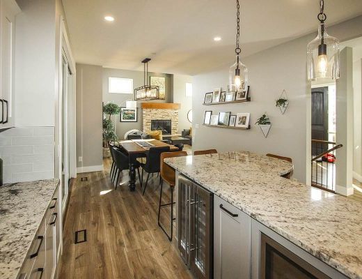 Summer Breeze - 4 Bdrm w/Hot Tub - Kelowna (CVH)