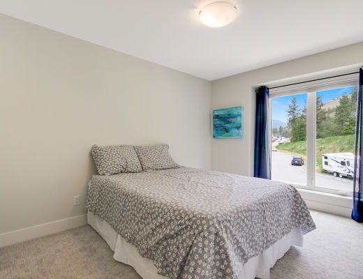 The Lakehouse - 4 Bdrm w/ Heated Pool HT - West Kelowna 