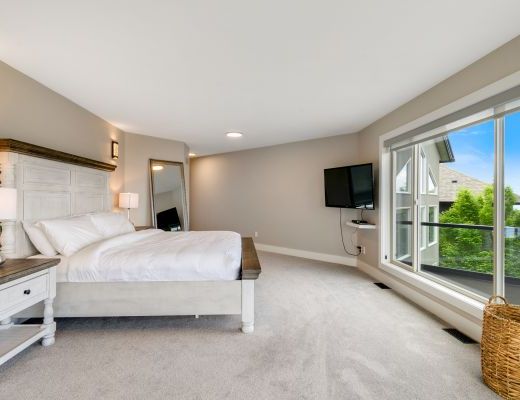 Peak Point Place - 4 Bdrm w/Heated Pool HT - Kelowna (CVH)