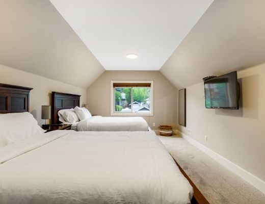 Peak Point Place - 4 Bdrm w/Heated Pool HT - Kelowna (CVH)