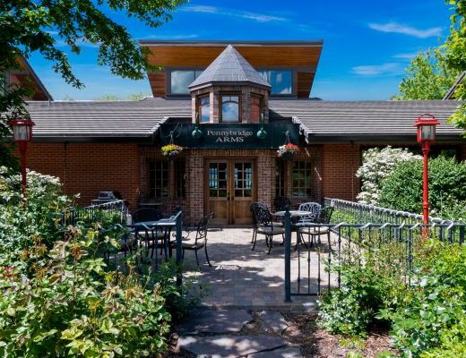Pennybridge Lake House - 4 Bdrm + Loft w/Pool HT - Kelowna