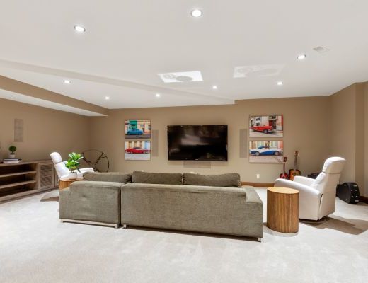 Sunrise Mansion - 8 Bdrm HT with pool - Kelowna
