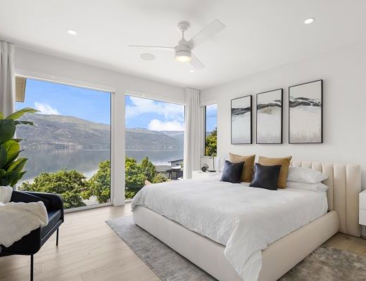 Luxury Retreat - 4 Bdrm Lakefront with Lift - Lake Country