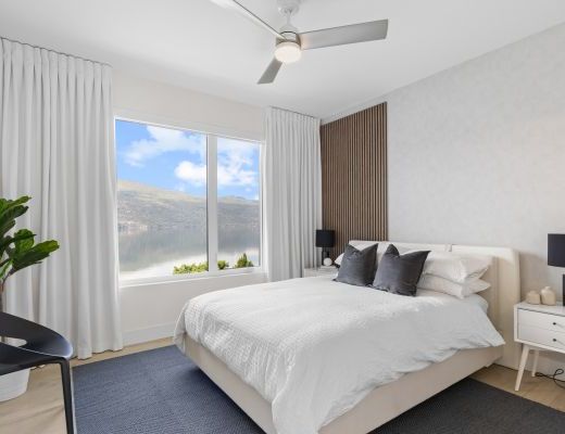 Luxury Retreat - 4 Bdrm Lakefront with Lift - Lake Country