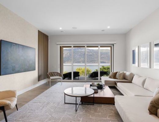 Luxury Retreat - 4 Bdrm Lakefront with Lift - Lake Country