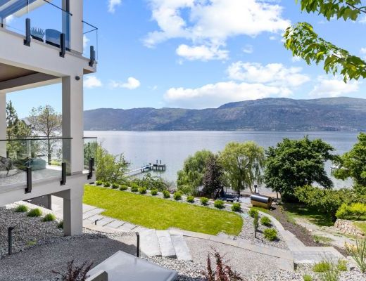 Luxury Retreat - 4 Bdrm Lakefront with Lift - Lake Country