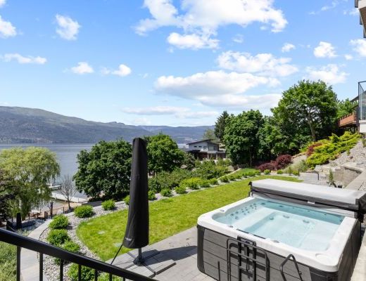 Luxury Retreat - 4 Bdrm Lakefront with Lift - Lake Country