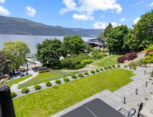 Luxury Retreat - 4 Bdrm Lakefront with Lift - Lake Country