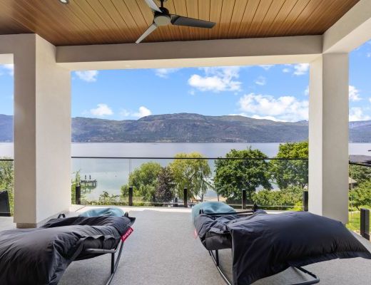 Luxury Retreat - 4 Bdrm Lakefront with Lift - Lake Country