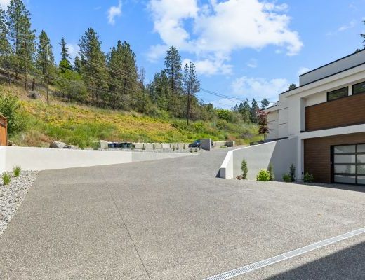 Luxury Retreat - 4 Bdrm Lakefront with Lift - Lake Country