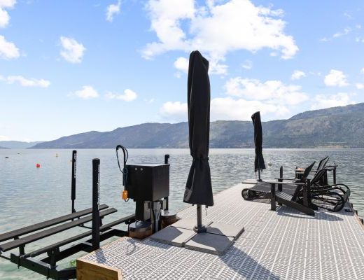 Luxury Retreat - 4 Bdrm Lakefront with Lift - Lake Country