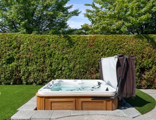 Serenity Ridge - 4 Bdrm w/ Heated Pool and HT - Kelowna (CVH)