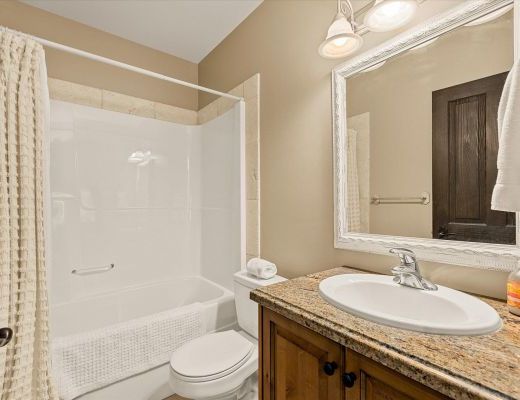 Elegant Lakeview Residence - 4 Bdrm - Oyama