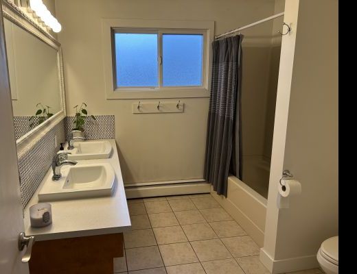 Summer Pool Home - 5 Bdrm w/ Pool - Kelowna